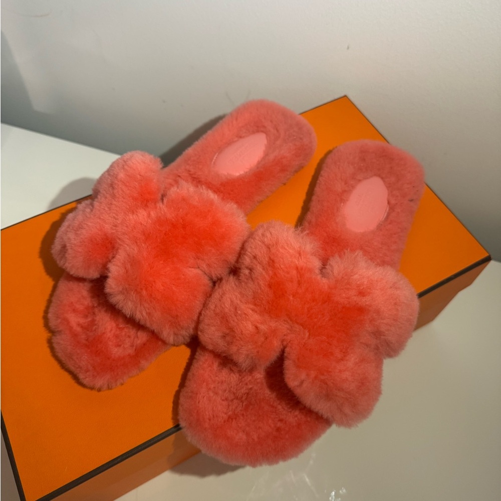 Hermes Fluffy Pink Slippers - Picture 3 of 4